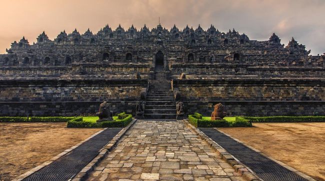 Candi Borobudur merupakan salah satu destinasi wisata yang terdapat di Magelang, Jawa Tengah. Berikut sejarah singkat Candi Borobudur.