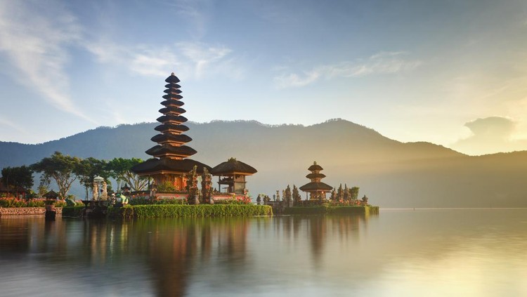 Ilustrasi Bali Pura Ulun Danu hindu temple on lake Beratan, Bali, Indonesia