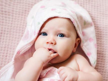 Bayi Masukkan Tangan ke Mulut Ternyata Enggak Boleh Dilarang, Simak Manfaatnya