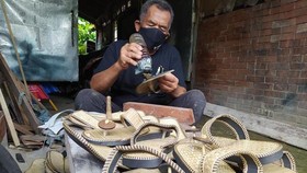 Sandal Upanat, Sandal Anyaman Pandan buat Naik ke Candi Borobudur