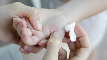 PENYEBAB, DIAGNOSIS, DAN PENGOBATAN TANGAN TREMOR PADA ANAK