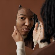 Tetap Cantik Meski Ada Jerawat, 5 Makeup Hacks Ini Bisa Kamu Lakukan untuk Menyamarkannya