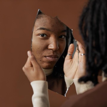 img-title Tetap Cantik Meski Ada Jerawat, 5 Makeup Hacks Ini Bisa Kamu Lakukan untuk Menyamarkannya