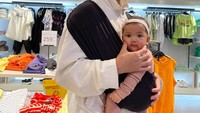 <p>Inilah potret Bevan saat momong Nakeya di mall yang kemudian menuai pujian dari netizen. <em>"Jarang banget ada anak laki yg beda jauh sama adiknya mau gendong adiknya begini dan ga malu," tulis netizen @wiwi*****.</em> (Foto: Instagram @riafinola)</p>