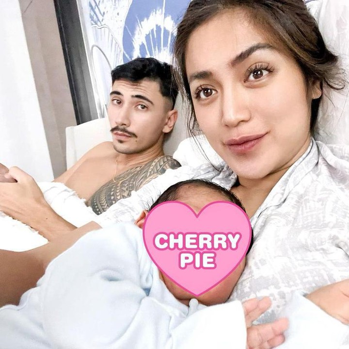 <p>Jedar berjanji akan umumkan nama dan wajah Si Kecil tepat sebulan setelah melahirkan nih Bunda. Meski belum terlihat, Jedar seakan memberikan petunjuk dari postingan terakhir bahwa wajah bayinya mirip dengan sang Ayah. "Kembarannya," tulis jedar dengan foto sang suami yang tengah menggendong bayinya. (Foto: Instagram @inijedar)</p>
