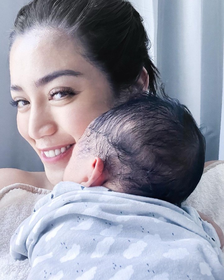 Sejak melahirkan pada 7 Juni lalu, Jessica Iskandar tampak bahagia mengasuh dan menyusui bayi kecilnya didampingi sang suami dan putra pertamanya, El Barack.