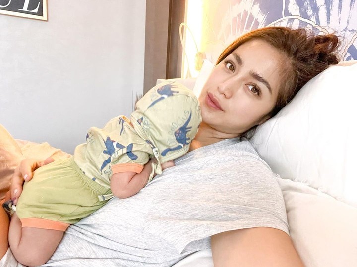 Sejak melahirkan pada 7 Juni lalu, Jessica Iskandar tampak bahagia mengasuh dan menyusui bayi kecilnya didampingi sang suami dan putra pertamanya, El Barack.