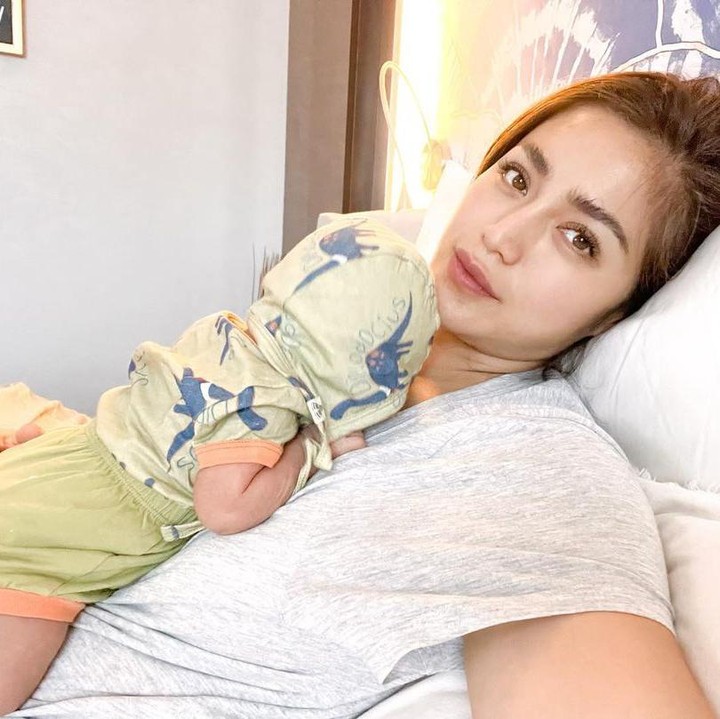 <p>Jedar juga terlihat kerap membagikan kebahagiaan dan kebersamaannya dengan Si Kecl yang hingga kini nama dan wajahnya belum dipublikasikan Bunda. (Foto: Instagram @inijedar)</p>