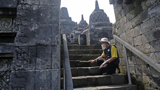 Jumlah pengunjung candi Borobudur harus dibatasi mengingat kondisi candi yang kian terkikis. Berikut paparannya.