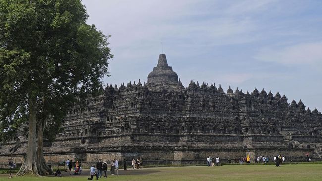 PT TWC melakukan kajian lapangan kunjungan wisata naik monumen Candi Borobudur dengan sampel acak, yang dilakukan selama 1 sampai 15 Maret 2023