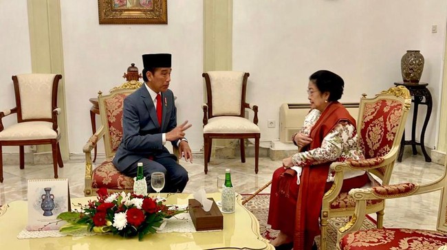 Sekjen PDIP Hasto Kristiyanto mentakan Megawati hanya tersenyum dan geleng-geleng kepala saat ia menyampaikan isu keretakan dirinya dengan Jokowi.