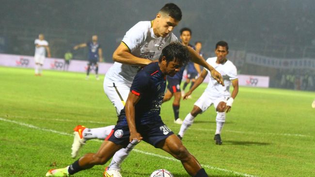 Arema FC membungkam Rans Nusantara 4-0 dalam pertandingan uji coba jelang Liga 1 2022/2023 di Stadion Kanjuruhan, Selasa (7/6).