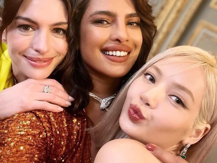 Momen Lisa BLACKPINK di Paris Bersama Priyanka Chopra dan Anne Hathaway, Sempat Selfie Bareng
