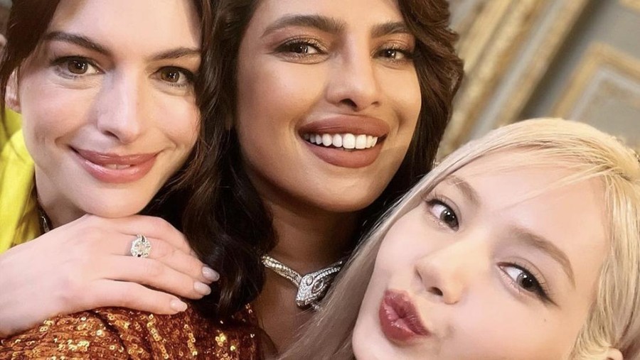 Selfie Lisa BLACKPINK bersama Priyanka Chopra, Anne Hathaway