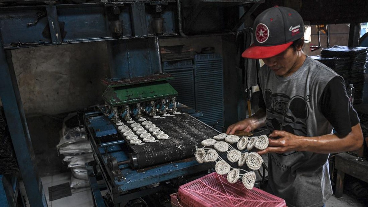 FOTO: Kerupuk Menciut di Tengah Lonjakan Harga Tepung