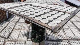 FOTO: Kerupuk Menciut di Tengah Lonjakan Harga Tepung