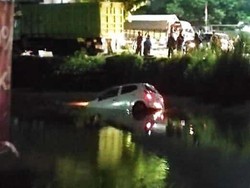 Hindari Truk Berhenti Ndadak, Ayla Tercebur-Tenggelam di Sungai Balongbendo