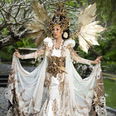 Kostum Nasional Olivia Aten di Miss Global 2022 Gaungkan Semangat Kartini