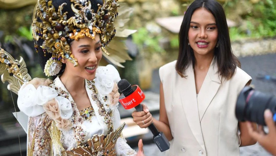 olivia aten Olivia Aten dalam balutan kostum nasional Kartini