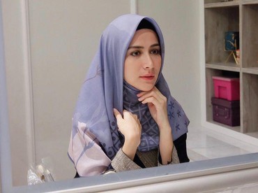 img-title 7 Penampilan Terbaru Rina Diana Mantap Berhijab Usai Jadi Mualaf