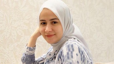 12 Tahun Mualaf, Begini Penampilan Rina Diana yang Putuskan Berhijab