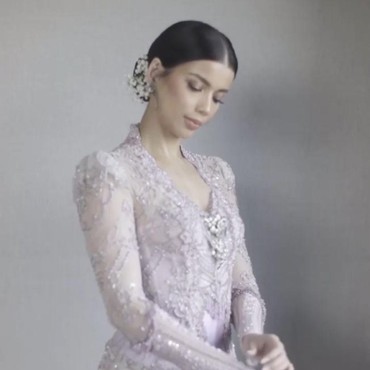 7 Potret Cantik Sabrina Chairunnisa Pakai Kebaya Lilac di Hari Pernikahan