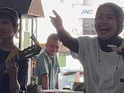 Bahagianya Anto Pengamen Viral di Maros Terima Gitar dari Tantri Kotak