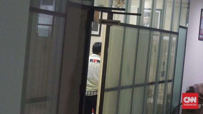 KPK menggeledah Kantor Kemnaker terkait kasus dugaan korupsi yang sedang diusut yaitu pengadaan sistem proteksi TKI.