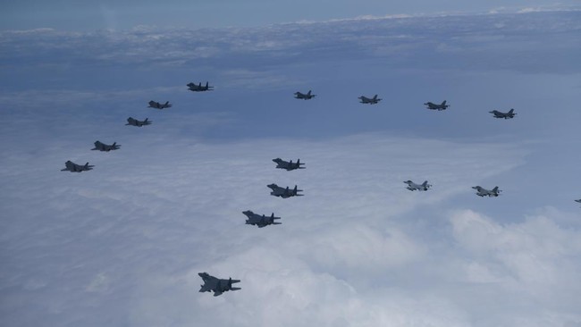 Amerika Serikat dan Korea Selatan pamer 20 jet tempur kepada Kim Jong-un, Selasa (7/6), setelah Korea Utara melakukan sejumlah uji coba rudal.