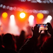 Banyak Konser Musik Ditahun 2022, Simak Pilihan Outfit Nyaman dan Stylish yang Bisa Kamu Pakai untuk Nonton