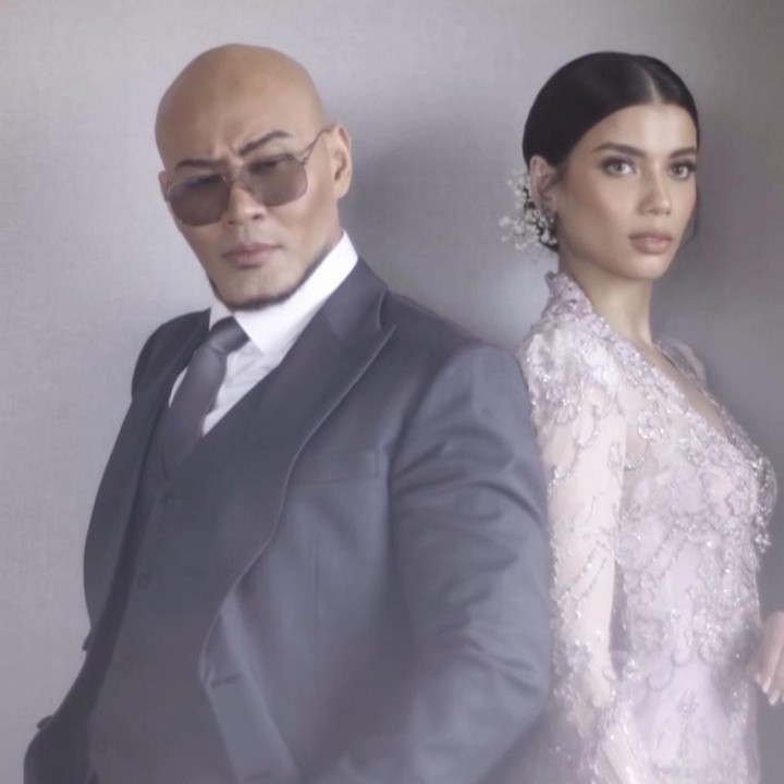 <p>Sementara itu, Deddy Corbuzier tampil gagah dengan setelan jas warna abu-abu. Tak lupa, ia mengenakan kacamata yang menjadi ciri khas-nya. (Foto: Instagram: @sabrinachairunnisa_)</p>