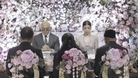 <p>Dekorasi pernikahan pun menjadi sorotan, Bunda. Terutama di bagian meja akad ini. Ada banyak bunga cantik yang senada dengan pakaian keduanya. (Foto: Instagram: @sabrinachairunnisa_)</p>