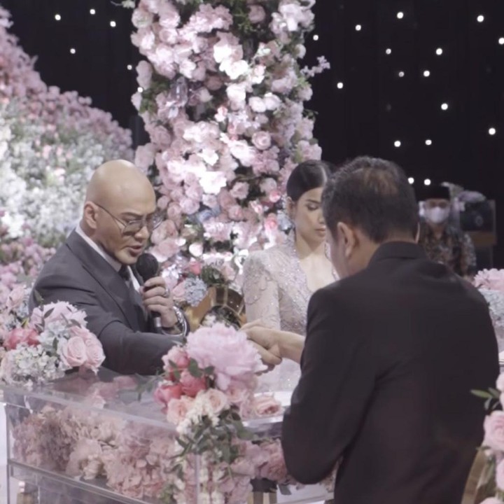 <p>Kabar bahagia datang dari mantan <em>magician</em> sekaligus YouTuber ternama, Deddy Corbuzier, Bunda. Deddy telah resmi menikahi sang kekasih, Sabrina Chairunnisa pada Senin (6/6/2022) kemarin. (Foto: Instagram: @sabrinachairunnisa_)</p>