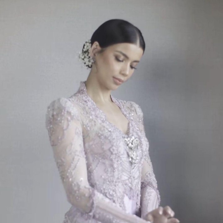<p>Saat menikah, Sabrina terlihat cantik dengan balutan kebaya bernuansa pastel yang lembut, Bunda. Riasannya yang <em>flawless</em> juga membuat dirinya semakin memesona. (Foto: Instagram: @sabrinachairunnisa_)</p>