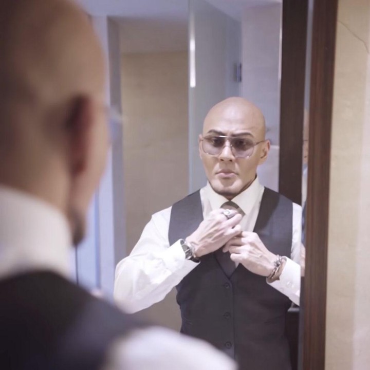 <p>Sementara itu, Deddy Corbuzier tampil gagah dengan setelan jas warna abu-abu. Di bagian dalam, ia memakai tuxedo berwarna hitam-putih. Tak lupa, ia mengenakan kacamata yang menjadi ciri khas-nya. (Foto: Instagram: @sabrinachairunnisa_)</p>