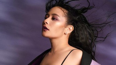 img-title Foto Genggam Tangan Seorang Pria, Prilly Latuconsina Disebut Mau Nikah