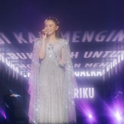 Potret Gaya Rossa yang Glamor dan Berkilauan di 'Rossa 25 Shining Years Concert'