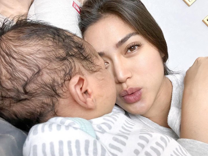 Sejak melahirkan pada 7 Juni lalu, Jessica Iskandar tampak bahagia mengasuh dan menyusui bayi kecilnya didampingi sang suami dan putra pertamanya, El Barack.