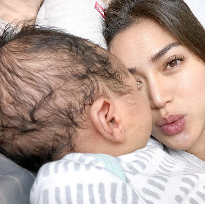 <p>Sejak melahirkan pada 7 Juni lalu, Jessica Iskandar tampak bahagia mengasuh bayi kecilnya didampingi sang suami dan putra pertamanya, El Barack. Bahkan Jedar memberikan ASI eksklusif untuk sang buah hati. "Alasan yang bikin aku kuat itu kasih, karena aku mengasihi," tulisnya di caption Instagram.(Foto: Instagram @inijedar)</p>