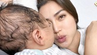<p>Sejak melahirkan pada 7 Juni lalu, Jessica Iskandar tampak bahagia mengasuh bayi kecilnya didampingi sang suami dan putra pertamanya, El Barack. Bahkan Jedar memberikan ASI eksklusif untuk sang buah hati. "Alasan yang bikin aku kuat itu kasih, karena aku mengasihi," tulisnya di caption Instagram.(Foto: Instagram @inijedar)</p>