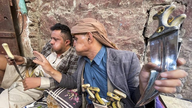 FOTO: Mengintip Pembuatan Jambiya, Belati Melengkung dari Yaman