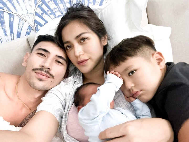 Sejak melahirkan pada 7 Juni lalu, Jessica Iskandar tampak bahagia mengasuh dan menyusui bayi kecilnya didampingi sang suami dan putra pertamanya, El Barack.