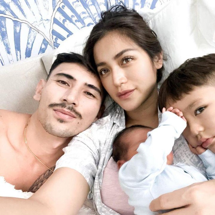 <p>Di kehamilan keduanya ini, Jedar tampak begitu bahagia karena dia selalu didampingi sang suami Vincent Verhaag dan putra pertamanya, El Barack.(Foto: Instagram @inijedar)</p>
