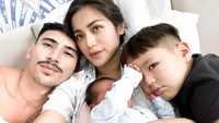 <p>Di kehamilan keduanya ini, Jedar tampak begitu bahagia karena dia selalu didampingi sang suami Vincent Verhaag dan putra pertamanya, El Barack.(Foto: Instagram @inijedar)</p>
