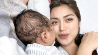 <p>Meski begitu, Jedar berjanji akan segera mengungkap nama dan wajah bayi laki-lakinya sebulan setelah melahirkan.(Instagram: @inijedar)</p>