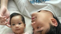 <p>Tak hanya menggendong Nakeya saat di mall, Nola B3 juga membagikan momen Bevan momong adiknya ketika di rumah. (Foto: Instagram @riafinola)</p>