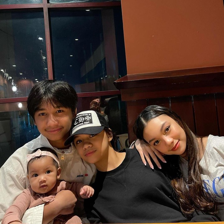 <p>Tidak hanya dengan adik bungsunya, Bevan juga begitu dekat dengan kakanya Naura dan adiknya Neona. (Foto: Instagram @riafinola)</p>