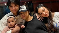 <p>Tidak hanya dengan adik bungsunya, Bevan juga begitu dekat dengan kakanya Naura dan adiknya Neona. (Foto: Instagram @riafinola)</p>