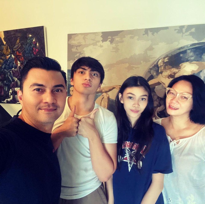 <p>Selain dekat dengan Ayah dan Bunda, Arka juga terlihat harmonis bersama sang kakak, Sasikirana Zahrani Asmara yang dua tahun lebih tua. (Foto: Instagram @bu_deedee)</p>