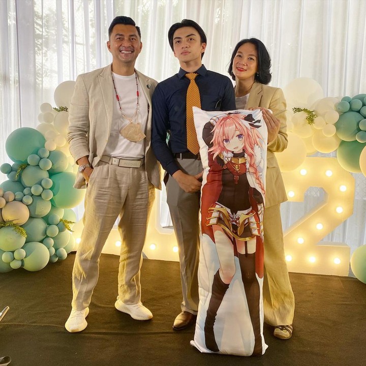 <p>Di momen bahagia itu, Anjasmara dan Dian Nitami tak lupa menemani sang putra. Lucunya, Arka turut membawa serta bantal anime kesayangannya ketika foto bersama. (Foto: Instagram @bu_deedee)</p>